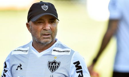 Sampaoli aceptó una reducción de 25% de su sueldo a causa de la pandemia de coronavirus. Sampaoli aceptó una reducción de 25% de su sueldo a causa de la pandemia de coronavirus.