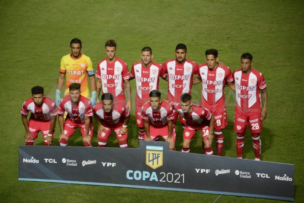 Con camiseta nueva, así fue el once titular con el que Unión salió a jugar ante Gimnasia y Esgrima de La Plata. (Arriba)Moyano, Calderón, Peñailillo, Galván, Márquez y Portillo. (Abajo) Machuca, Vera, Acevedo, Cañete y Zenón.