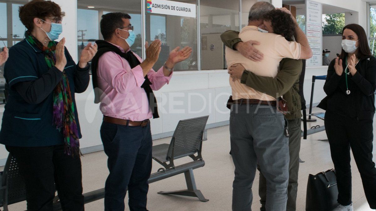 El abrazo de Francisco Villano y su hijo Franco.