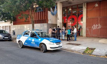 La policía le tomó declaración a la joven en el lugar y luego la llevó a la casa La policía le tomó declaración a la joven en el lugar y luego la llevó a la casa