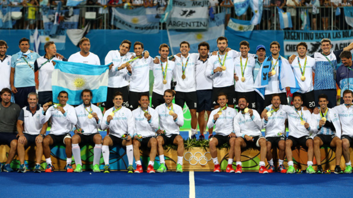 Los Leones posan con la medalla de oro y la bandera argentina tras conquistar el histórico título olímpico en Río 2016. Los Leones posan con la medalla de oro y la bandera argentina tras conquistar el histórico título olímpico en Río 2016.