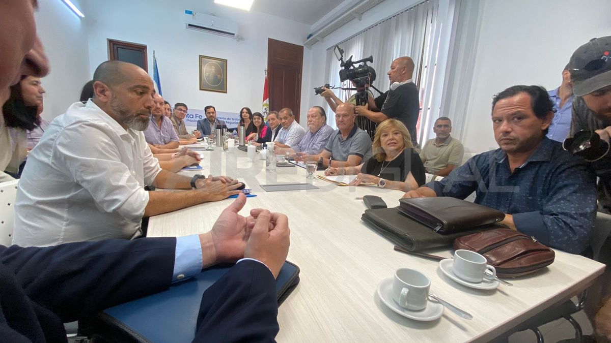 La primera reunión entre funcionarios del gobierno provincial y los gremios docentes se desarrolla desde las 11 la sede del Ministerio de Trabajo en la ciudad de Santa Fe.&nbsp;