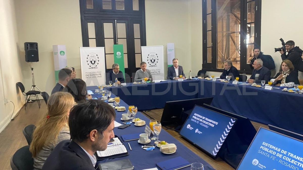 Javkin recordó que “los fondos del sistema de subsidios provienen de una porción de lo que cada uno de los argentinos paga cuando carga nafta. Eso que se recauda en todo el país se reparte 85% para el AMBA y un 15% para todo el interior. Y eso es lo que tenemos que cambiar.