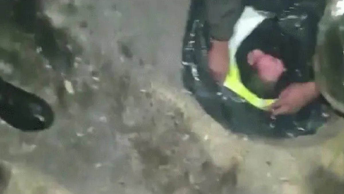 encuentran a una beba en una bolsa de basura cuando estaba a punto de ser compactada