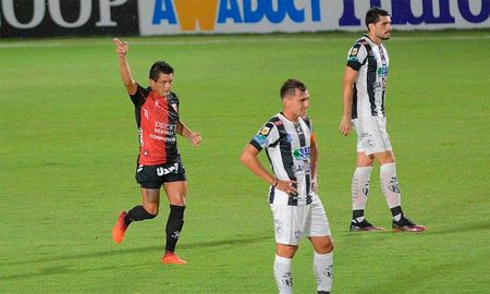 Con goles del Pulga Rodríguez, Sandoval y Leguizamón, Colón venció 3-0 a Central Córdoba y comenzó la Copa de la Liga con el pie derecho. Con goles del Pulga Rodríguez, Sandoval y Leguizamón, Colón venció 3-0 a Central Córdoba y comenzó la Copa de la Liga con el pie derecho.