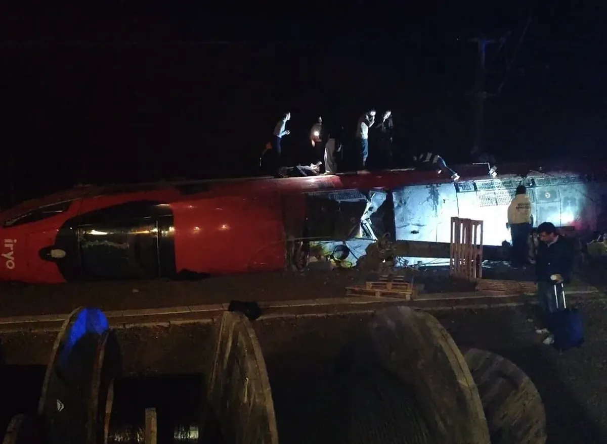 El impacto provoc&oacute; que el Alvia tambi&eacute;n descarrilara, dejando vagones volcados y estructuras met&aacute;licas gravemente da&ntilde;adas. Seg&uacute;n report&oacute; el portal Andaluc&iacute;a Informaci&oacute;n, entre los fallecidos se encuentran dos pasajeros que viajaban en la formaci&oacute;n de Iryo y tres que se encontraban en el tren Alvia.