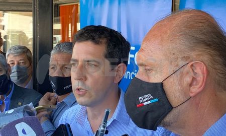 Wado De Pedro junto al gobernador Perotti y el presidente comunal de Sauce Viejo, Pedro Uliambre, en la feria de ciencias de escuelas técnicas de la región. Wado De Pedro junto al gobernador Perotti y el presidente comunal de Sauce Viejo, Pedro Uliambre, en la feria de ciencias de escuelas técnicas de la región.
