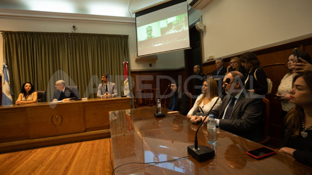 El fallo se dio a conocer sin el docente presente en la sala 6 de tribunales. 