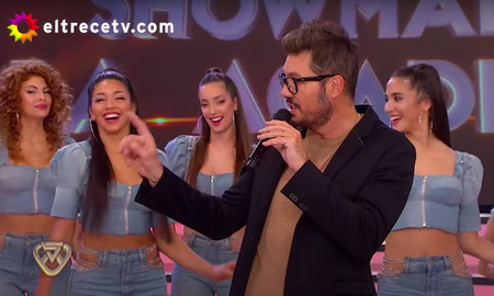 Tinelli no dejó pasar un comentario al aire sobre el look elegido por su pareja para una nueva gala del certamen de El Trece. Tinelli no dejó pasar un comentario al aire sobre el look elegido por su pareja para una nueva gala del certamen de El Trece.