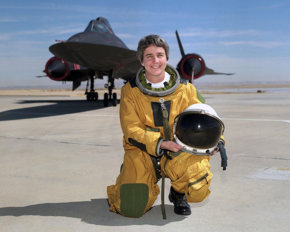En 1991, Marta Bohn-Meyer (1957-2005), ingeniera de vuelo de la NASA, se convirtió en la única mujer que integró una tripulación y voló el SR-71 Blackbird en una misión operacional, haciéndolo como Oficial de Sistemas de Reconocimiento. Su tarea fue de gran ayuda para que la Agencia Espacial obtuviera datos de alta velocidad y gran altitud para mejorar el diseño de aviones futuros. En 1991, Marta Bohn-Meyer (1957-2005), ingeniera de vuelo de la NASA, se convirtió en la única mujer que integró una tripulación y voló el SR-71 Blackbird en una misión operacional, haciéndolo como Oficial de Sistemas de Reconocimiento. Su tarea fue de gran ayuda para que la Agencia Espacial obtuviera datos de alta velocidad y gran altitud para mejorar el diseño de aviones futuros.