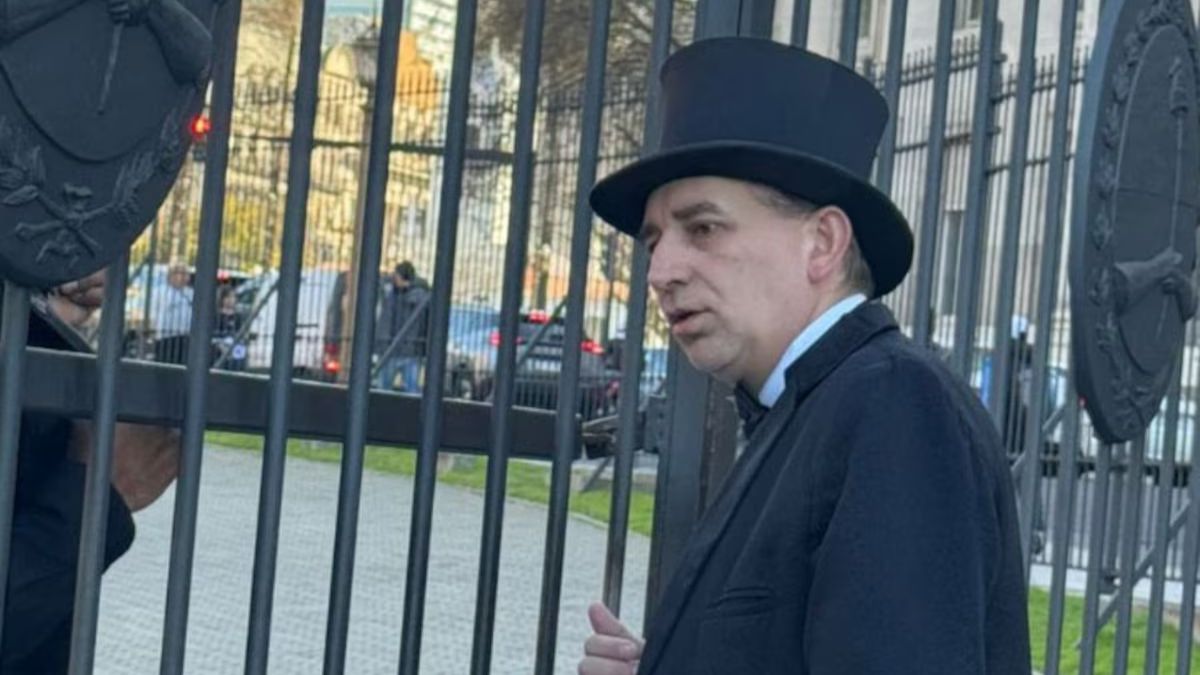 El&nbsp; Mago sin Dientes intentó hablar con Javier Milei en la Casa Rosada.