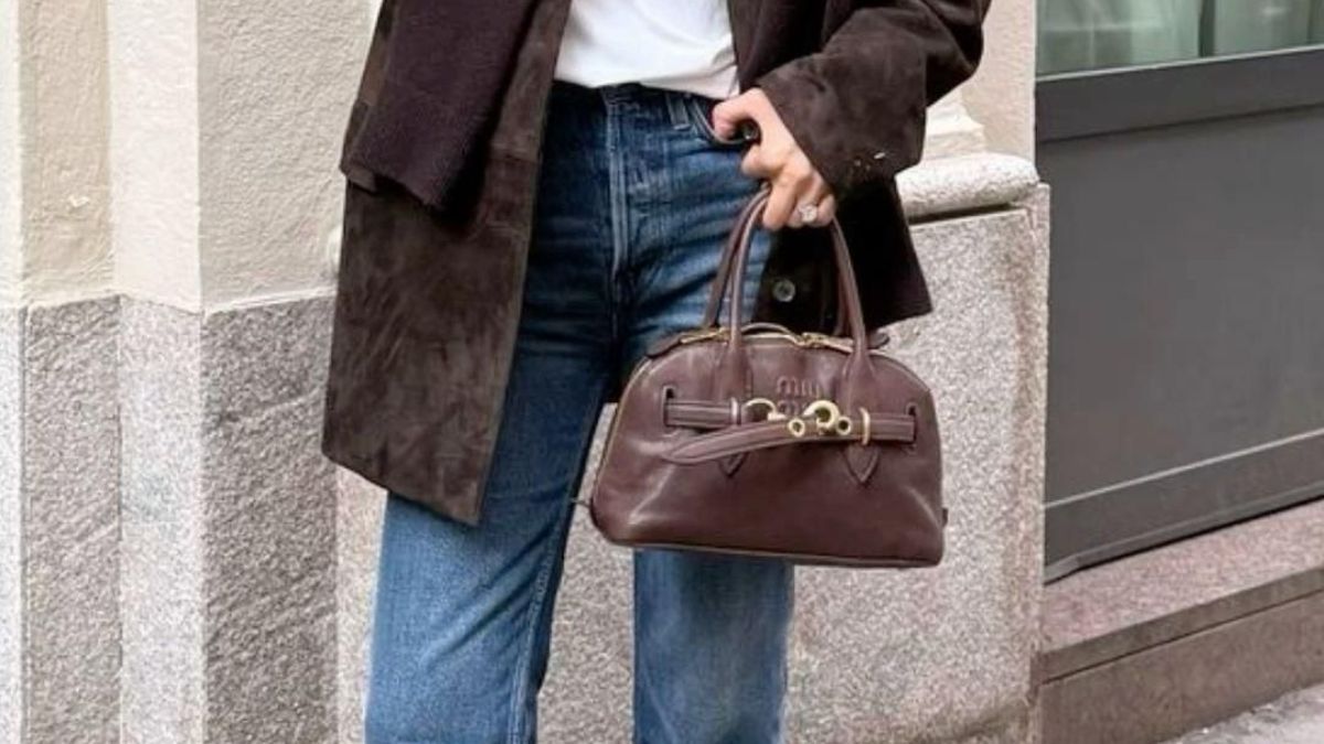 Cartera marrón tipo totebag o pequeña, combina con calzado del mismo tono o con otros colores neutros. Cartera marrón tipo totebag o pequeña, combina con calzado del mismo tono o con otros colores neutros. 