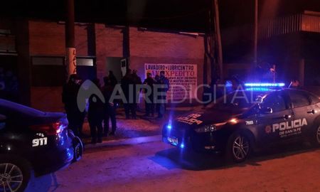 En un galpón donde funciona un lavadero de autos organizaron una fiesta donde había más de 300 personas y muchos esperando para ingresar en el momento en que llegó la policía. En un galpón donde funciona un lavadero de autos organizaron una fiesta donde había más de 300 personas y muchos esperando para ingresar en el momento en que llegó la policía.