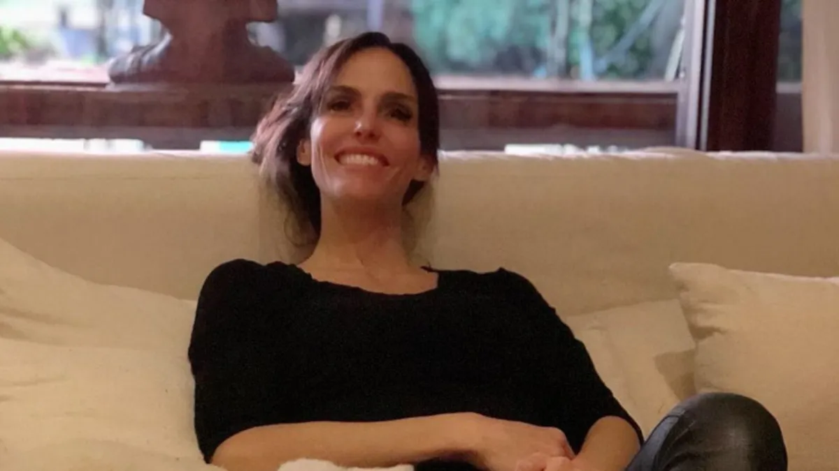 Toda la decoración en la casa de Facundo Arana y María Susini incluye almohadones y mantas de lana que le dan un toque hogareño.