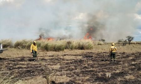 Brigadistas trabajan para controlar incendio en Cacique Ariacaiquín, San Javier. Brigadistas trabajan para controlar incendio en Cacique Ariacaiquín, San Javier.