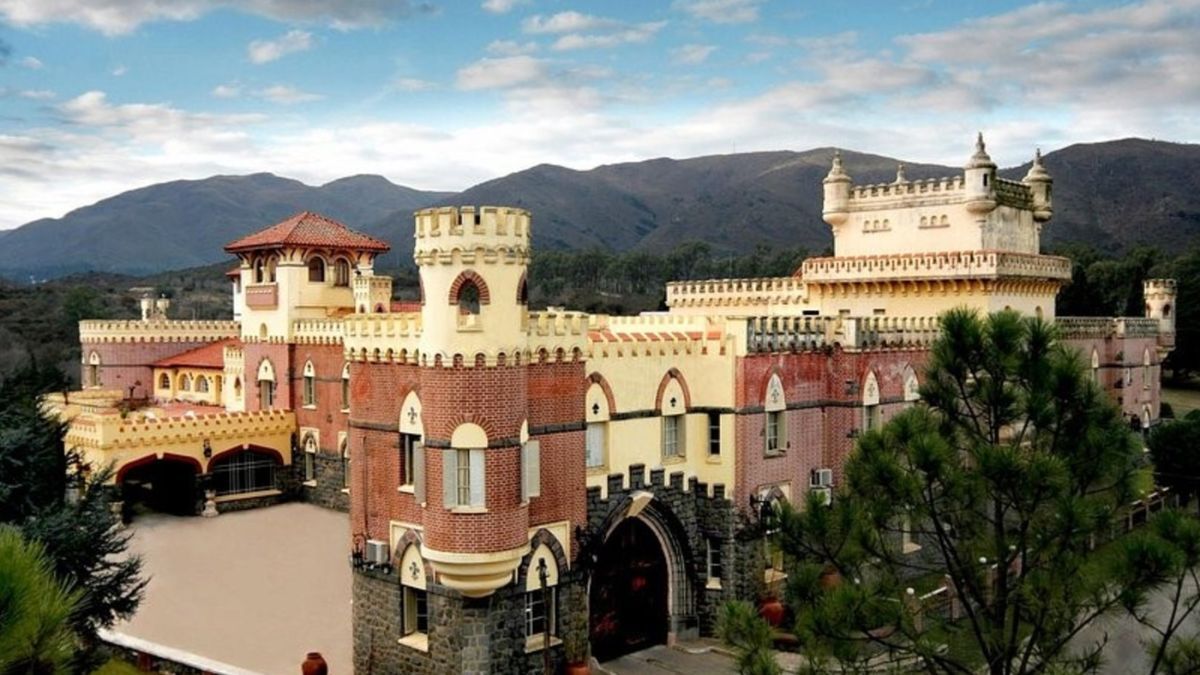 Odilo Estévez Yánez terminó la construcción en 1927 bajo el nombre de "Villa Firma", una dedicatoria directa a su esposa que hoy sobrevive como parte del complejo turístico. Odilo Estévez Yánez terminó la construcción en 1927 bajo el nombre de "Villa Firma", una dedicatoria directa a su esposa que hoy sobrevive como parte del complejo turístico.