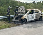 Auto incendiado en Circunvalación Oeste. Auto incendiado en Circunvalación Oeste.