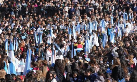 Hay algo profundamente argentino en esa forma de transitar la vida. Porque la bandera no asoma únicamente cuando se gana. Hay algo profundamente argentino en esa forma de transitar la vida. Porque la bandera no asoma únicamente cuando se gana.