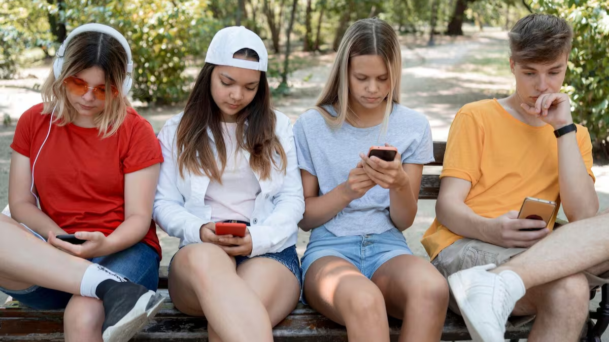 Grupo de jóvenes utiliza dispositivos móviles con aplicaciones de inteligencia artificial.