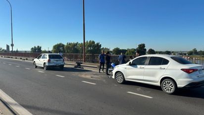 Accidente entre un auto y una moto en el Viaducto Oroño: