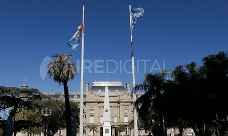 Durante 72 horas, las banderas de Argentina y Santa Fe estarán izadas a media asta por la muerte de Locomotora Oliveras. Durante 72 horas, las banderas de Argentina y Santa Fe estarán izadas a media asta por la muerte de Locomotora Oliveras.
