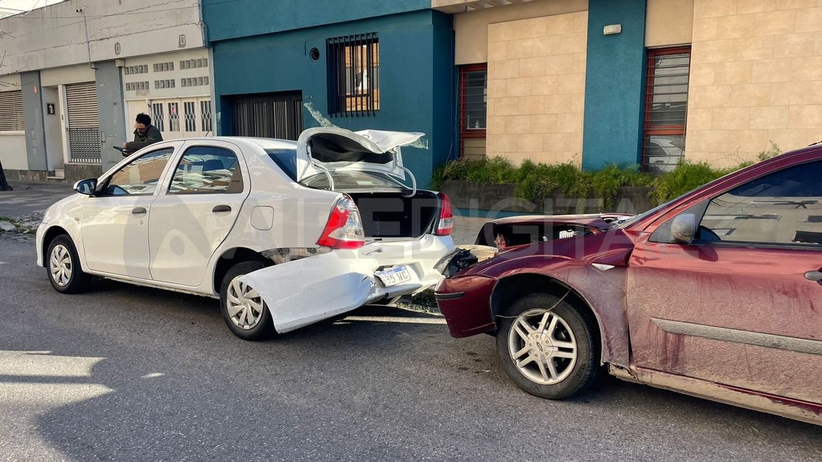 La camioneta terminó incrustada en un auto Toyota Etios que estaba estacionado sobre la calzada derecha.