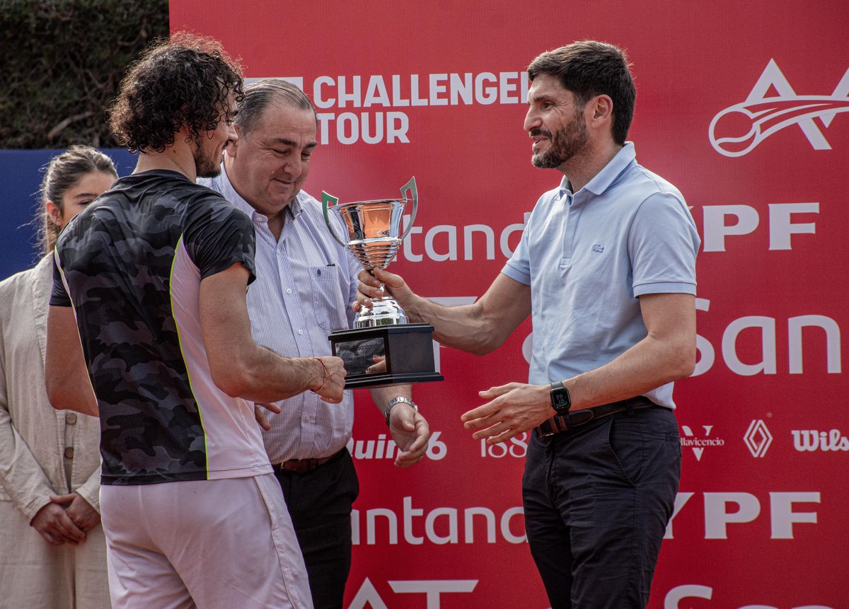 Juan Pablo Poletti y Maximiliano Pullaro hicieron entrega del premio a Andrea Collarini. Foto: Florencia Agulló. Juan Pablo Poletti y Maximiliano Pullaro hicieron entrega del premio a Andrea Collarini. Foto: Florencia Agulló.
