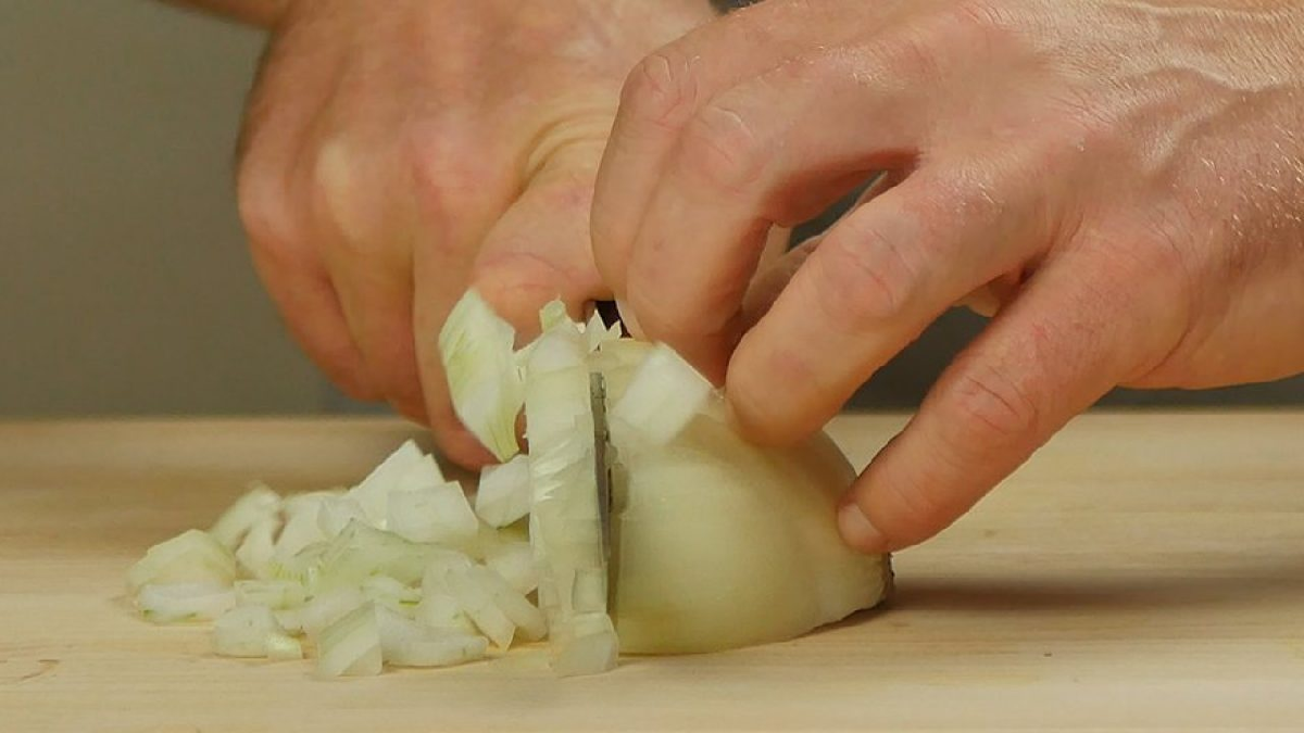 Existen diversos métodos para disminuir la reacción en nuestros ojos que provocan las cebollas al cortarlas.