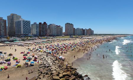 El Ministerio de Turismo de la Nación aseguró que habrá temporada de verano en Argentina, con estrictos protocolos. El Ministerio de Turismo de la Nación aseguró que habrá temporada de verano en Argentina, con estrictos protocolos.