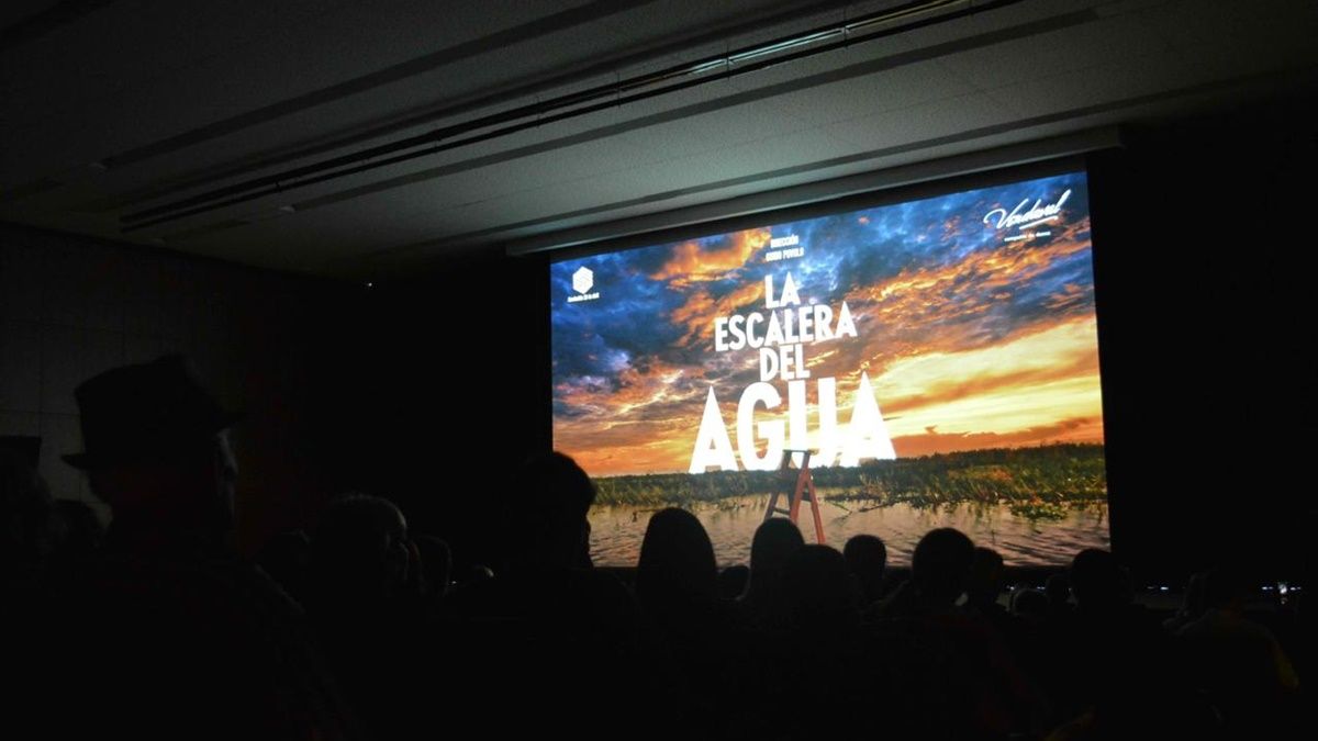 El cortometraje recupera material videográfico de la Inundación del río Salado y refleja las vivencias de los vecinos de barrio Centenario.