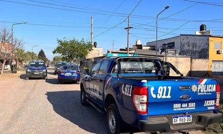 Policías de distintas reparticiones custodiaron la escena del hecho hasta la llegada de los agentes de la Brigada de Explosivos de la URI. Policías de distintas reparticiones custodiaron la escena del hecho hasta la llegada de los agentes de la Brigada de Explosivos de la URI.