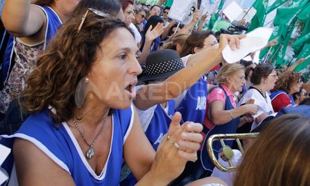 Los docentes definen este viernes si aceptan o rechazan la oferta salarial del gobierno. Los docentes definen este viernes si aceptan o rechazan la oferta salarial del gobierno.