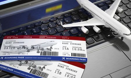 Las aerolíneas bajan los precios los martes para llenar los asientos que no se vendieron durante el fin de semana, cuando la demanda alcanza su pico máximo. Las aerolíneas bajan los precios los martes para llenar los asientos que no se vendieron durante el fin de semana, cuando la demanda alcanza su pico máximo.