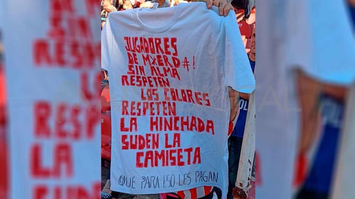 Durante el primer tiempo del partido entre Unión y Sarmiento se pudo ver en las tribunas un mensaje fuerte en contra del plantel profesional: Jugadores de mierda