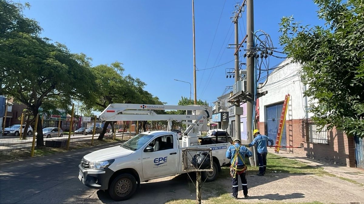 Cerca de las 16:30, operarios de la EPE se acercaron a reparar el transformador. Cerca de las 16:30, operarios de la EPE se acercaron a reparar el transformador.