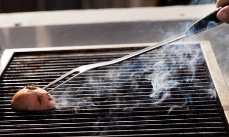 Cómo limpiar el asador con una cebolla. Cómo limpiar el asador con una cebolla.