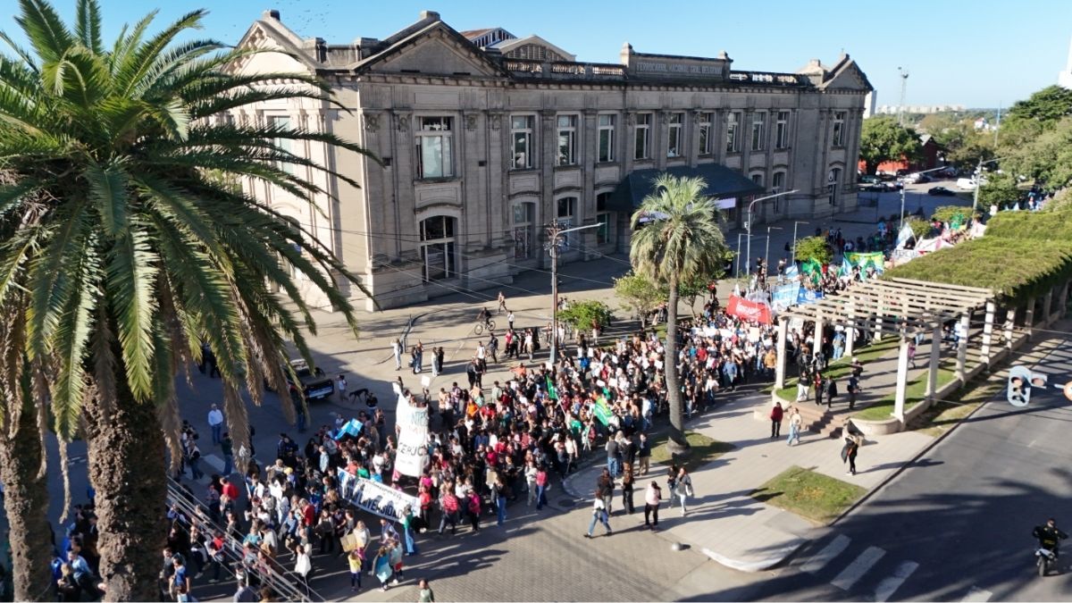 Docentes, estudiantes y agrupaciones gremiales marchan en reclamo por el cumplimiento de la ley de financiamiento universitario.