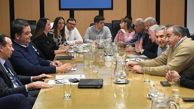 Pacto antidespidos y bono navideño, la agenda del Gobierno y la CGT