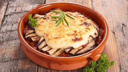 Moussaka de berenjenas con carne picada: una receta griega deliciosa y llena de sabor