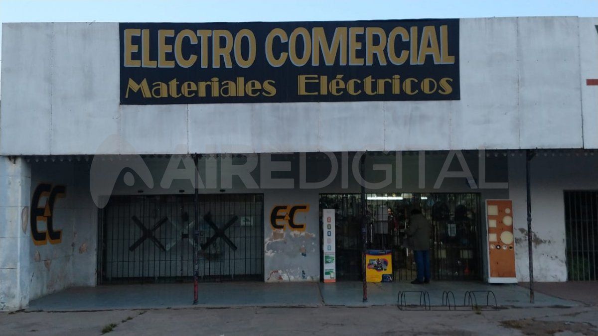 Electro Comercial está en Blas Parera 7700 y se dedica a la venta de materiales eléctricos. Esta madrugada fue blanco de un delincuente.