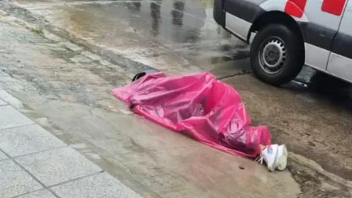 El joven quedó tendido en la calzada tras ser abatido.