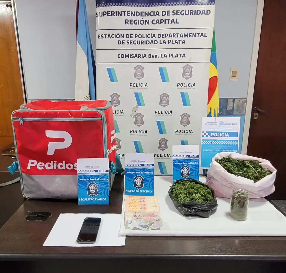 Lo encontraron con más de un kilo de marihuana en la mochila de delivery. Lo encontraron con más de un kilo de marihuana en la mochila de delivery.
