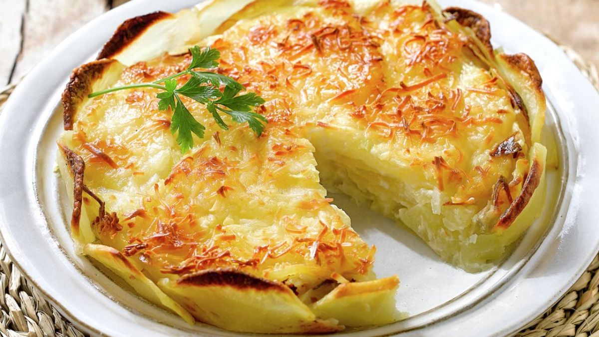 La receta de la mejor tarta de papa y cebolla para acompañar todas las comidas.