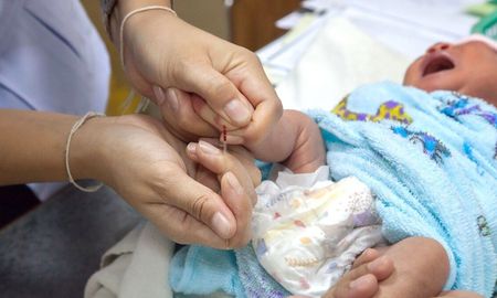 La fenilcetonuria es un trastorno genético poco frecuente que afecta a miles de bebés. Se puede diagnosticar con una simple prueba. La fenilcetonuria es un trastorno genético poco frecuente que afecta a miles de bebés. Se puede diagnosticar con una simple prueba.