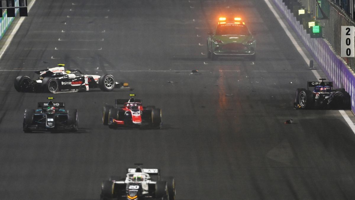 En la largada del GP de Arabia Saudita de Fórmula 2