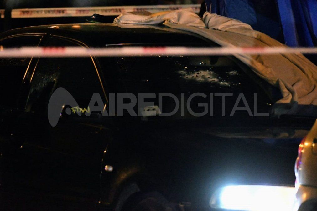Entre tres y cuatro personas abrieron fuego contra el automóvil estacionado donde se encontraba la familia.