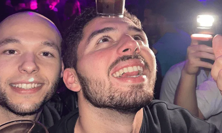 Viral: pidió que borraran al pelado de su foto y provocó una catarata de memes y bromas Viral: pidió que borraran al pelado de su foto y provocó una catarata de memes y bromas