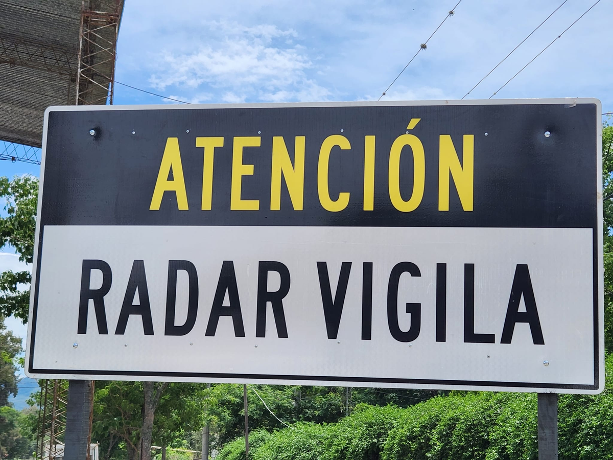 Es falsa la cadena WhatsApp asegura que hay más de 20 radares móviles en Santa Fe. Es falsa la cadena WhatsApp asegura que hay más de 20 radares móviles en Santa Fe.