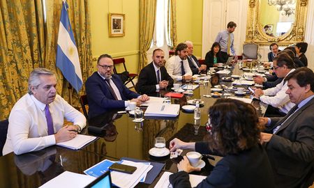Aire de Santa Fe | Alberto Fernández junto al gabinete económico y social.