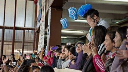 Un profesor se emociona cuando sus alumnos interpretan el himno con señas